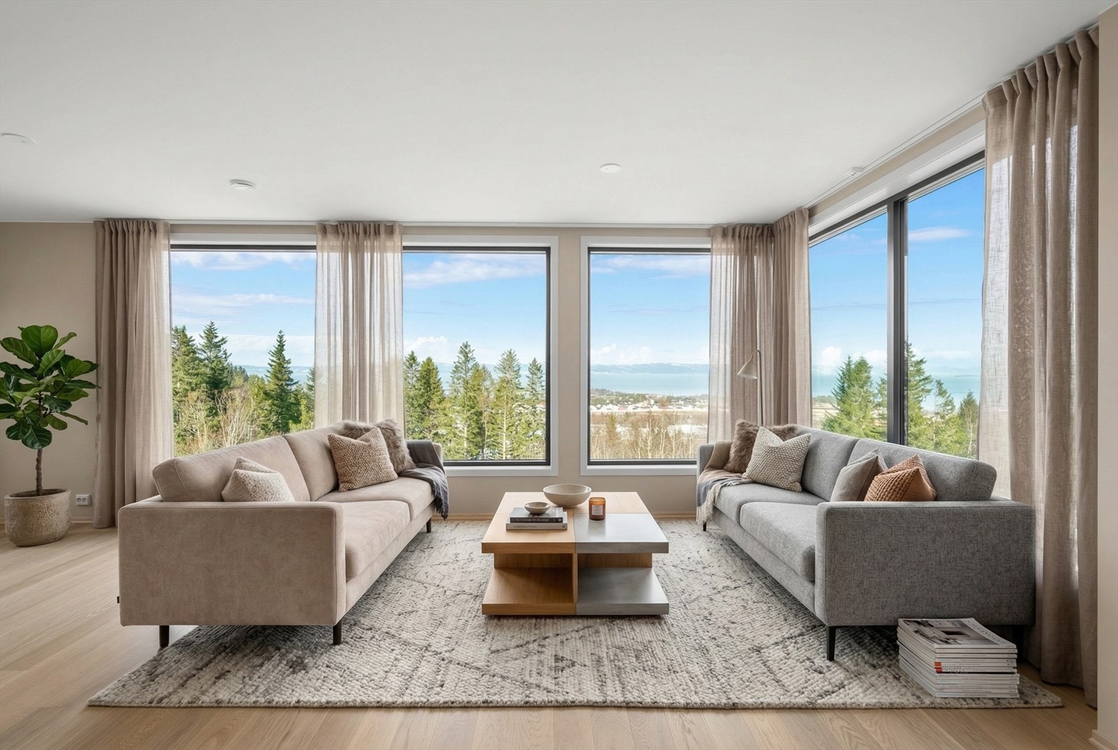 Stue med god plass til en romslig sosiale sone og store vindusflater med uhindret utsikt mot fjorden, Tautra og Frosta - 3D illustrasjonsbilde Galleribilde