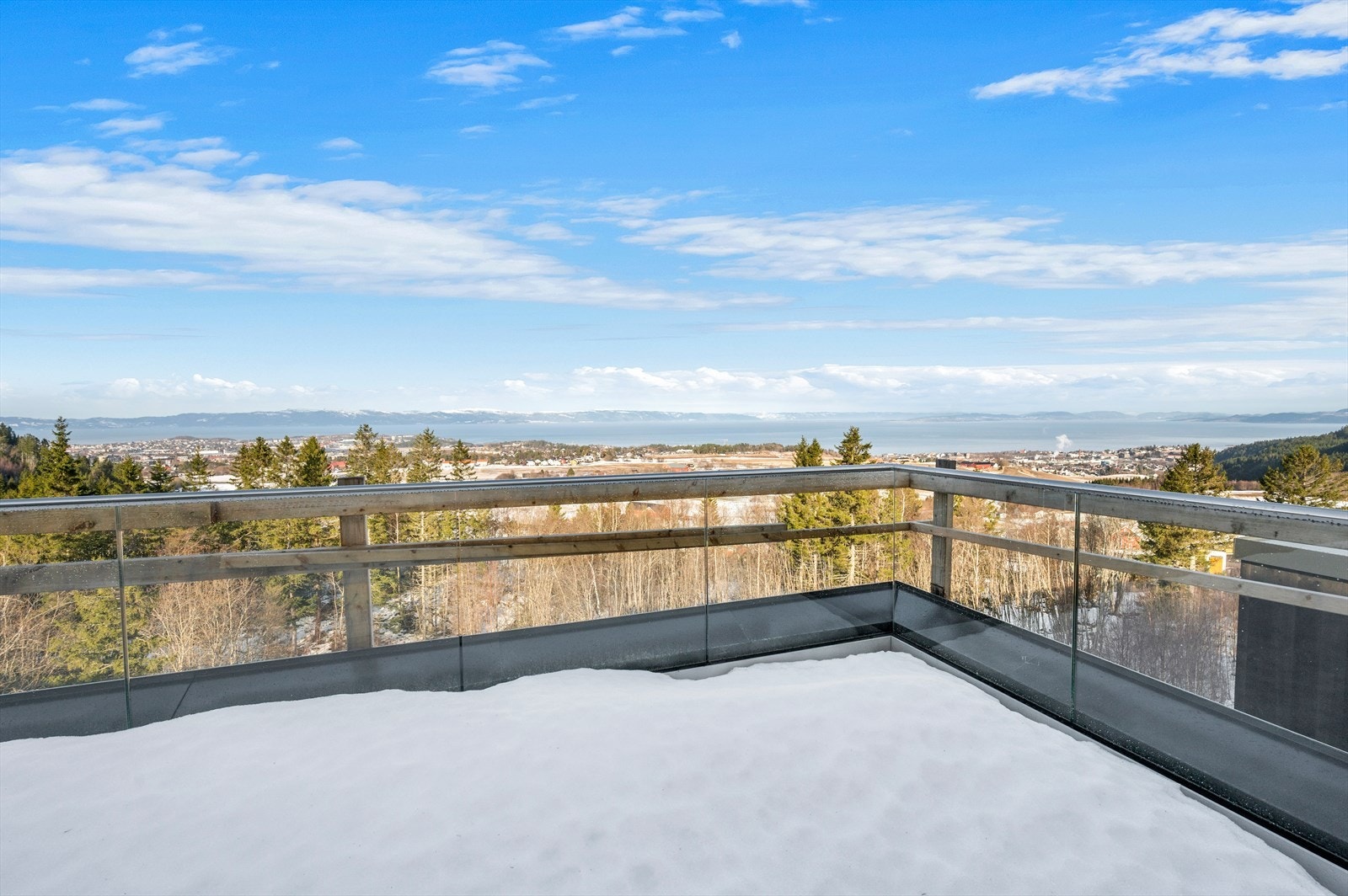 Stuen og takterrassen har nydelig utsikt mot fjorden, Tautra og Frosta. Galleribilde