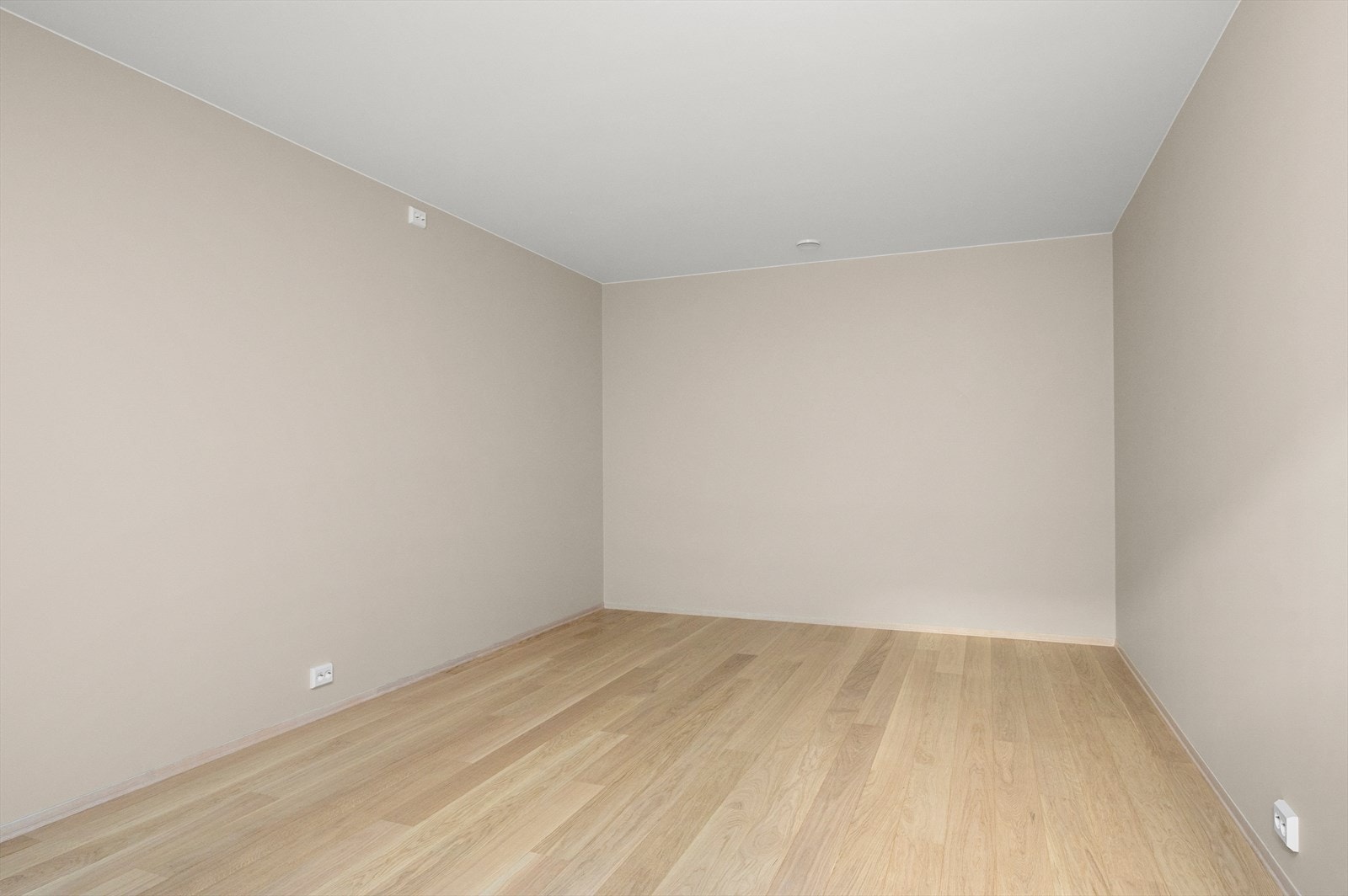 Disponibelt rom i sokkel som er lysisolert og kan brukes som kinorom, hobbyrom eller treningsrom. Hele sokkeletasjen har varme i gulv Galleribilde