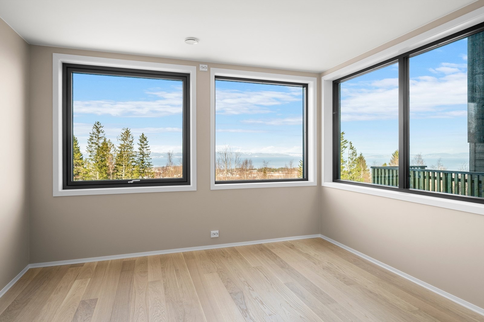 Ungdomsavdeling/hybelleilighet med store vindusflater og med fantastisk utsikt Galleribilde