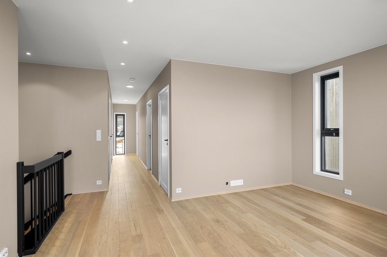 Vindu i enden av gangen som gir godt med gjennomlys Galleribilde