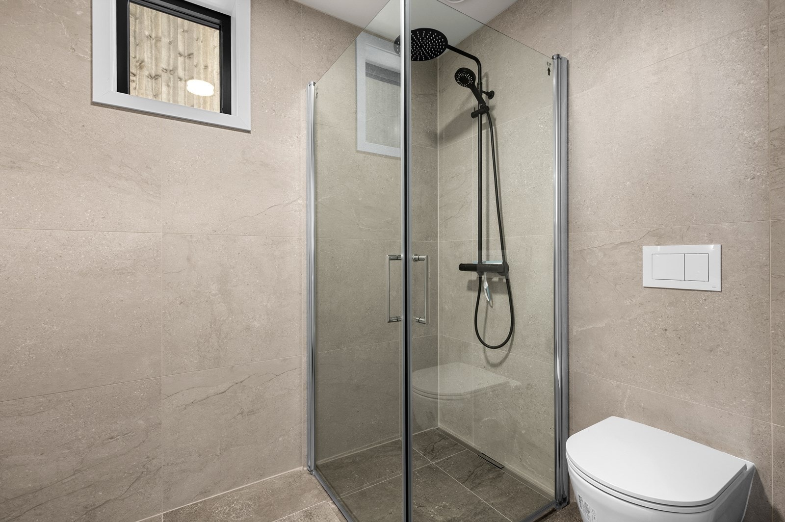 Regndusj og vegghengt wc med soft-close Galleribilde