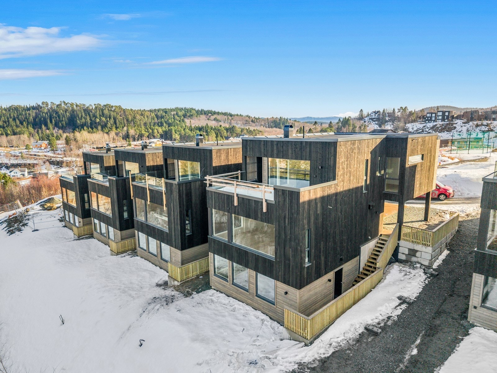 Boligen strekker seg over tre plan og har en svært innholdsrik planløsning med takteerasse med upåklagelig utsikt Galleribilde