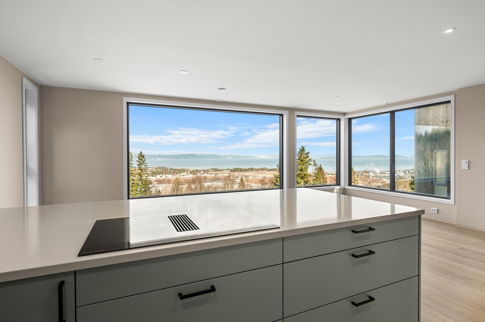 Stor kjøkkenøy med platetopp med integrert vifte fra Røroshetta NOVY Galleribilde