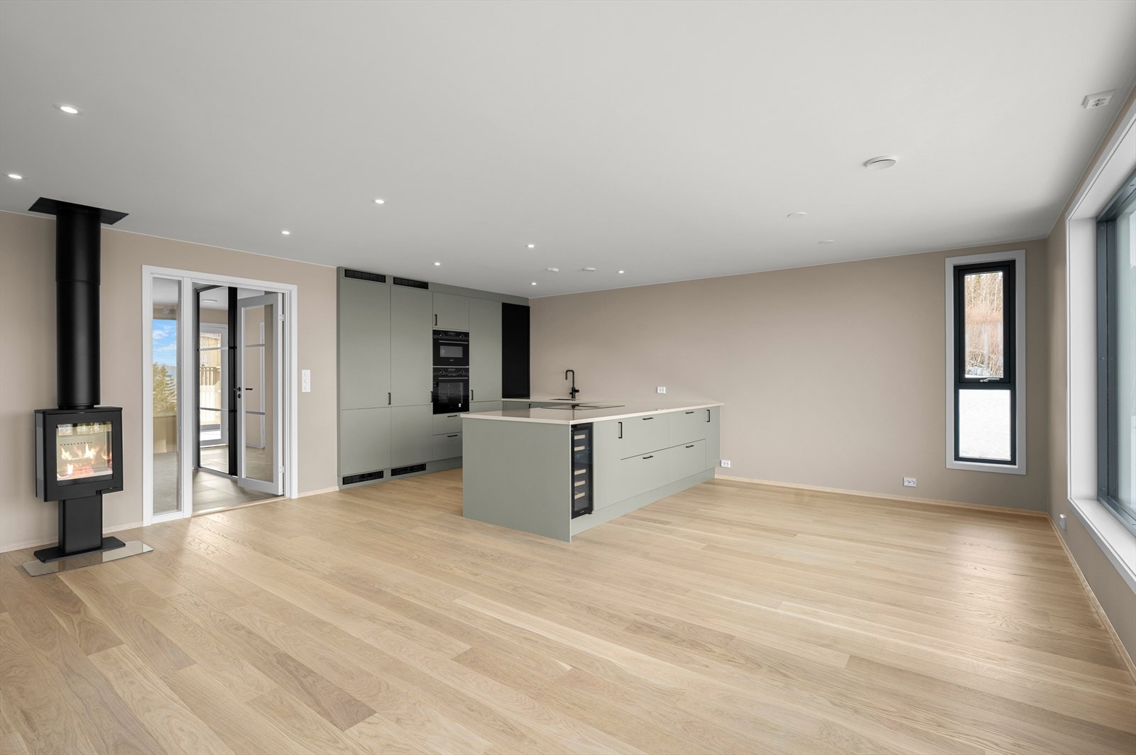 Downlights over kjøkkensone, nedfelt vask med blandebatteri med uttrekk, tandemskap for ekstra god lagring og funksjonalitet og hjørneskap med karusell og uttrekk Galleribilde