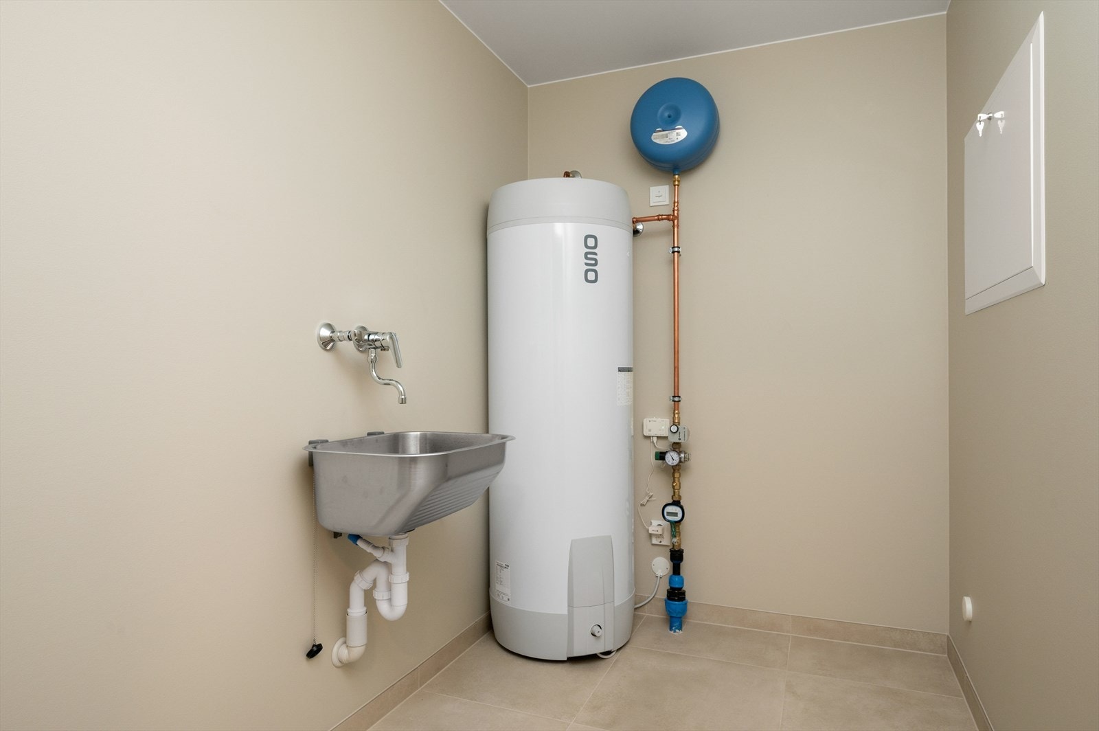 Vaskerom/teknisk rom. Flis på gulv med varme og ekstra stor vvb Galleribilde