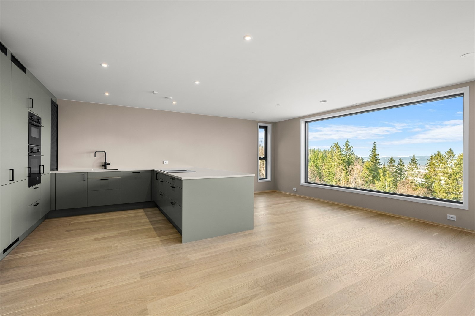 Åpen stue- og kjøkkenløsning med store panoramavinduer Galleribilde