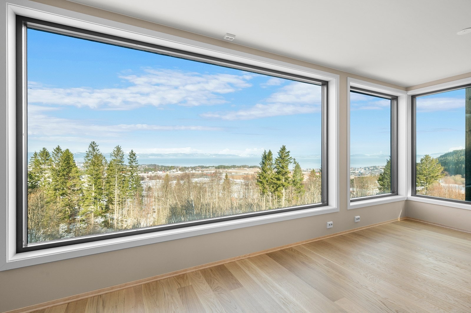 De store vindusflatene gir rikelig med daglys og gjør boligen lys og trivelig Galleribilde