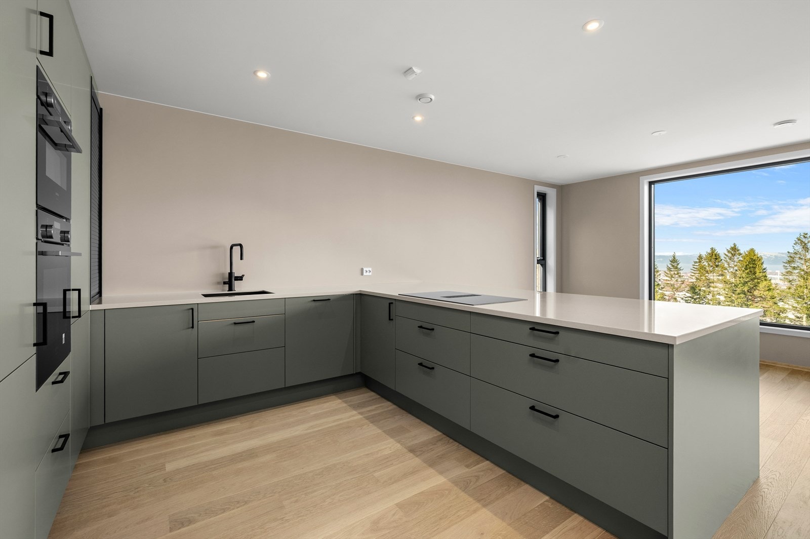 Kjøkken er levert av Sigdal med benkeplate i steinmateriale Galleribilde