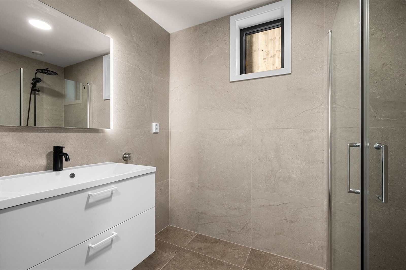 Bad med 60x60 flis og og gulvvarme Galleribilde