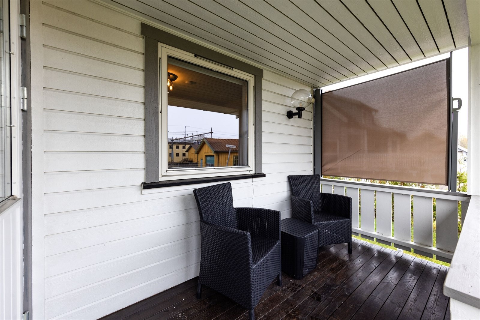 Boligen har terrasse på begge sider, noe som gir god utnyttelse av solen. Galleribilde