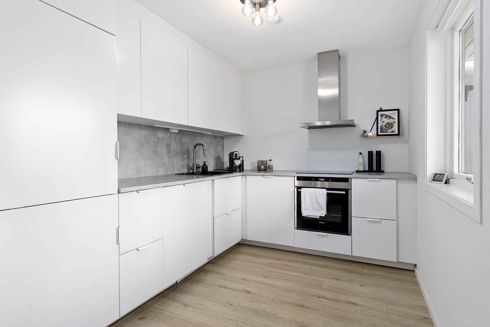 Kjøkkenet er utstyrt med integrert kjøl/fryseskap, oppvaskmaskin, induksjonstopp og stekeovn. Galleribilde