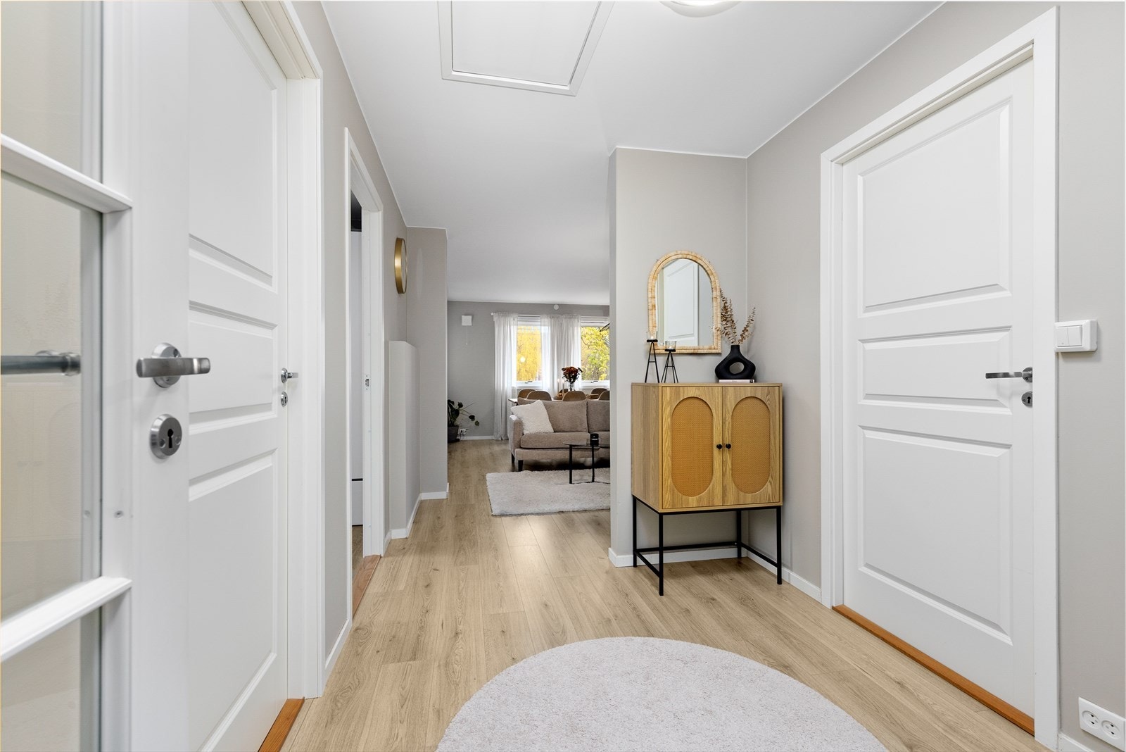 Lys entré med god plass til å henge ifra seg yttertøyet og til å sette fra seg sko. Galleribilde
