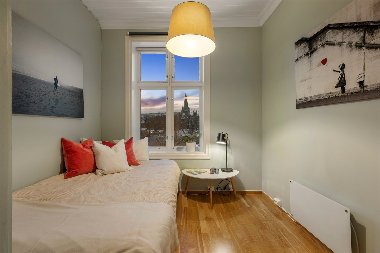 Andre soverommet er på flotte 7,6m² med fantastisk utsikt rett til Nidarosdomen. Galleribilde