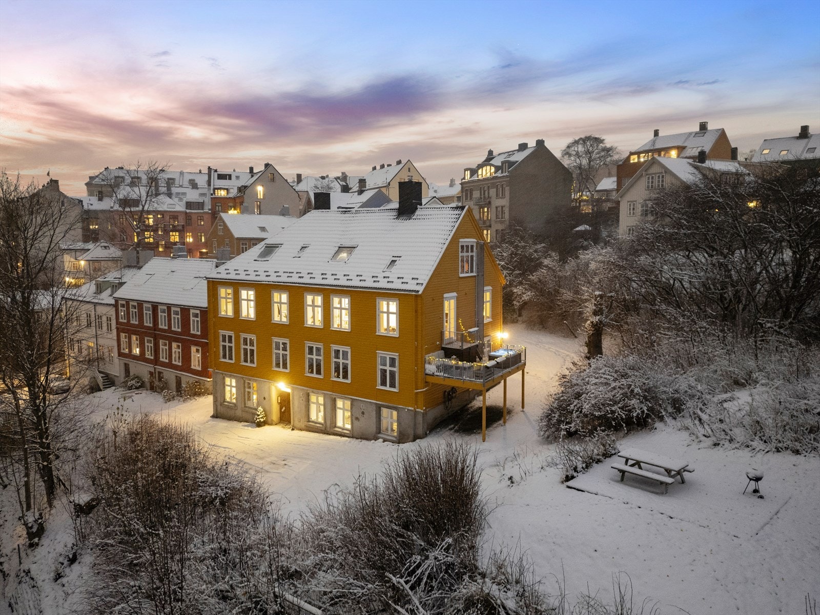 Området rundt leiligheten er luftig og oppfattes som romslige grøntarealer. Galleribilde