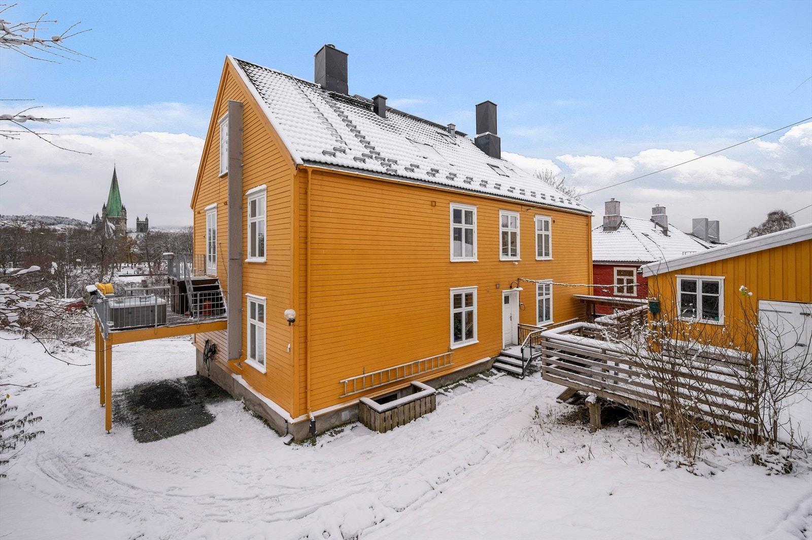 Leiligheten har egen parkeringsplass i carport på eiendommen. Galleribilde