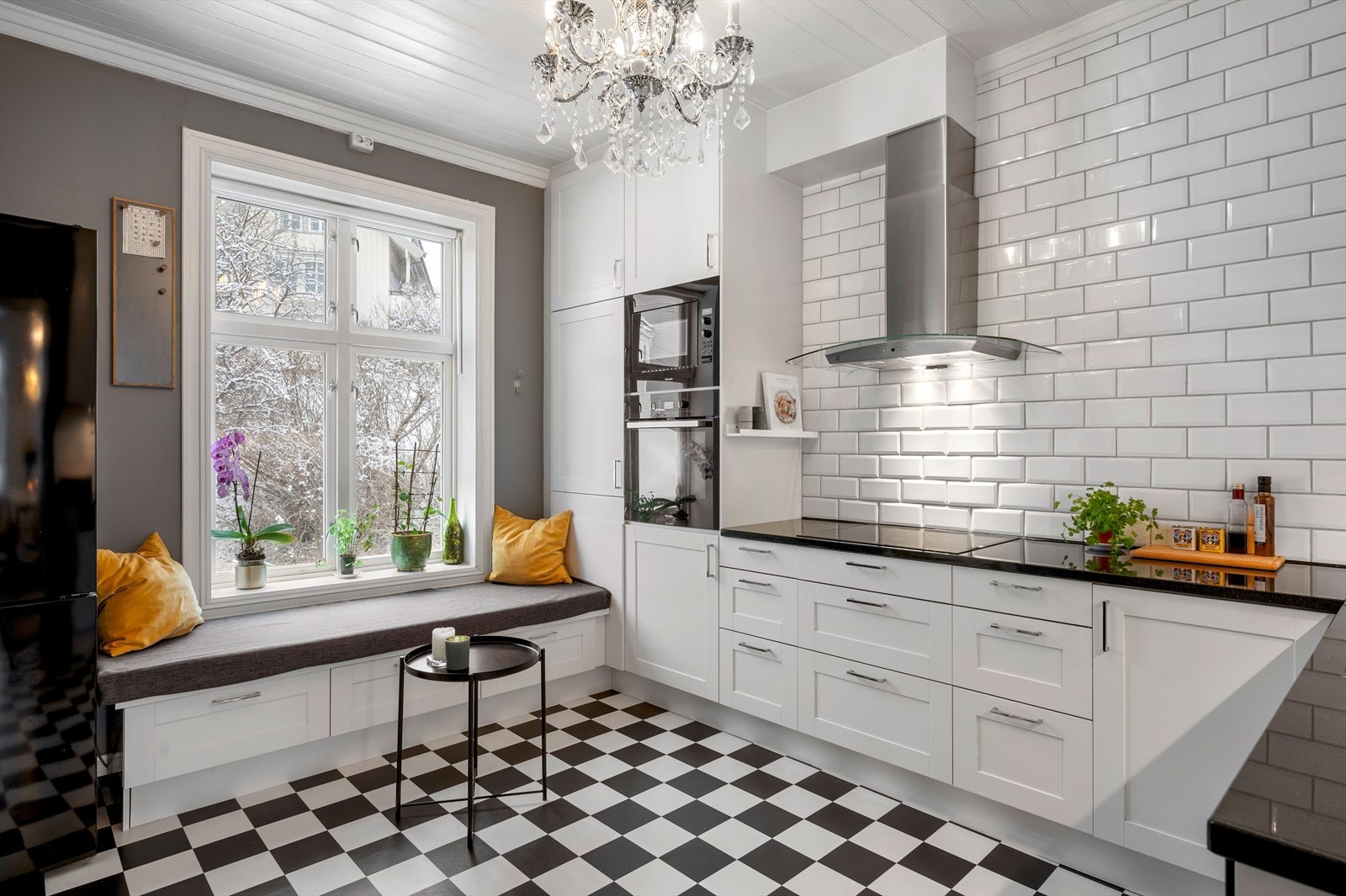 Kjøkkenet har integrerte hvitevarer som medfølger handelen som oppvaskmaskin, platetopp, stekeovn, mikrobølgeovn og ventilator. Det er innredet med en praktisk sitteplass i vinduskarmen med underskap. Galleribilde