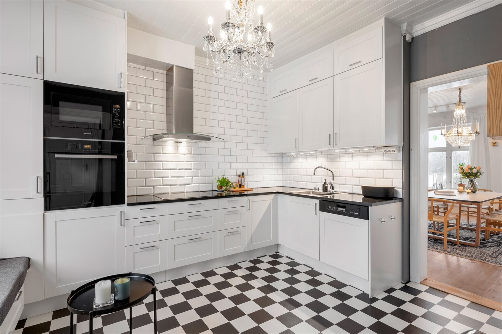 Kjøkkenet ble oppgradert med ny innredning i 2011 og holder en moderne og pen standard. Takstmann har vurdert kjøkkenet til TG1 og er av god teknisk tilstand. Galleribilde