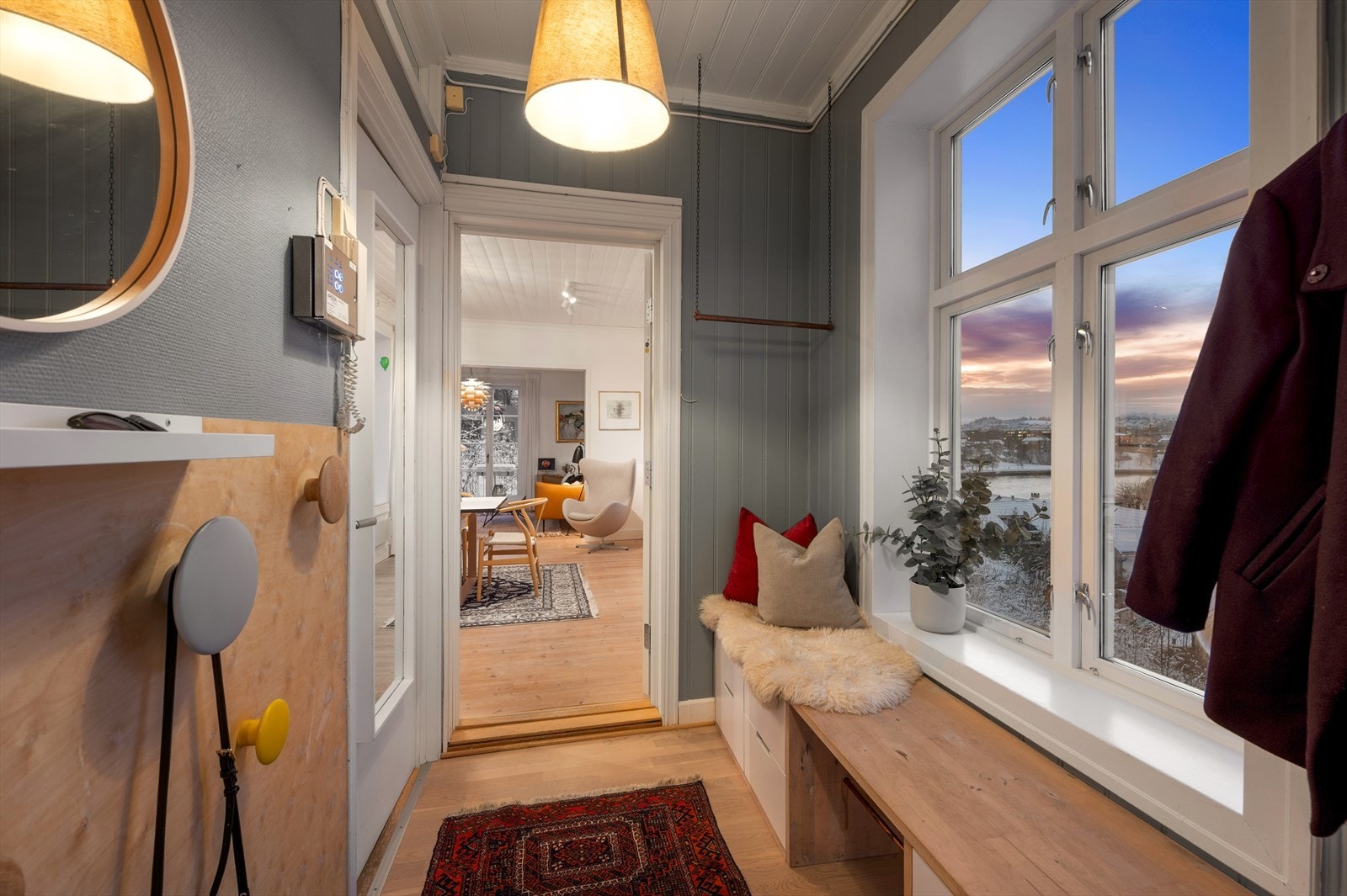 Mellom hovedleilighet og utleiedel har du en entre på 3,8m² med plass for oppbevaring av både sko og yttertøy. Galleribilde