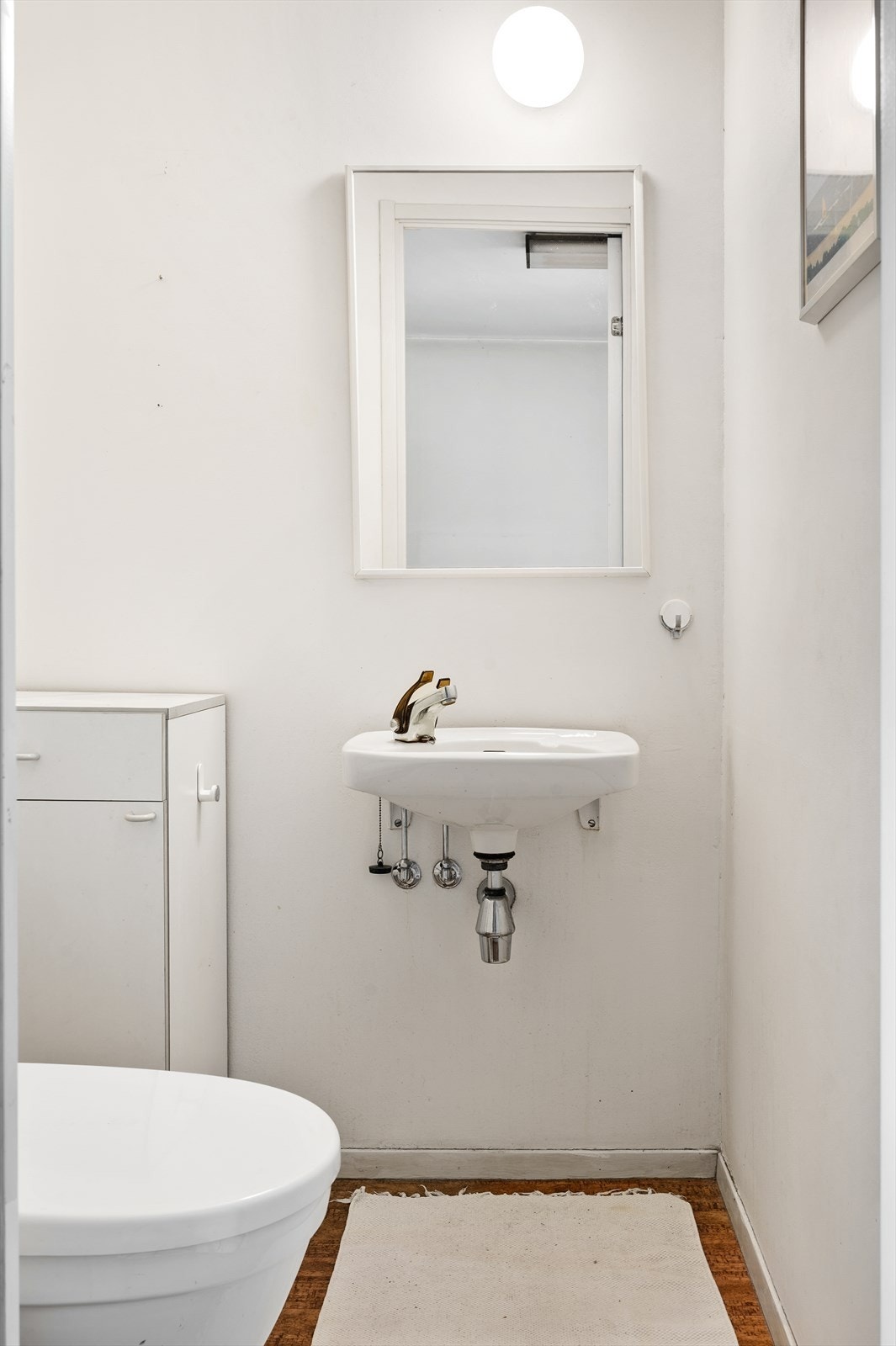 WC med vask og toalett. Galleribilde