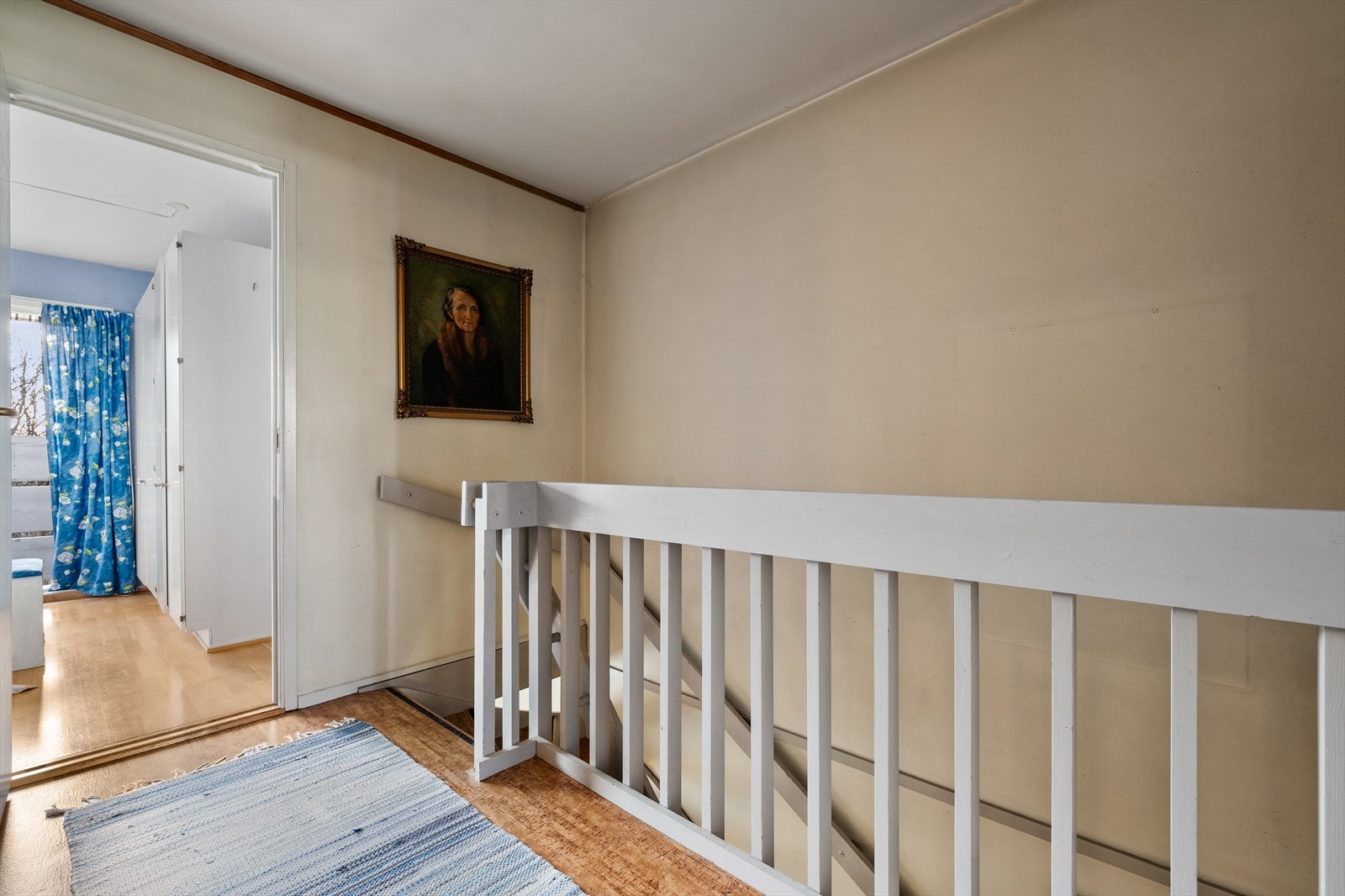 2. etasje består av tre soverom i tillegg til et WC og bad. Galleribilde