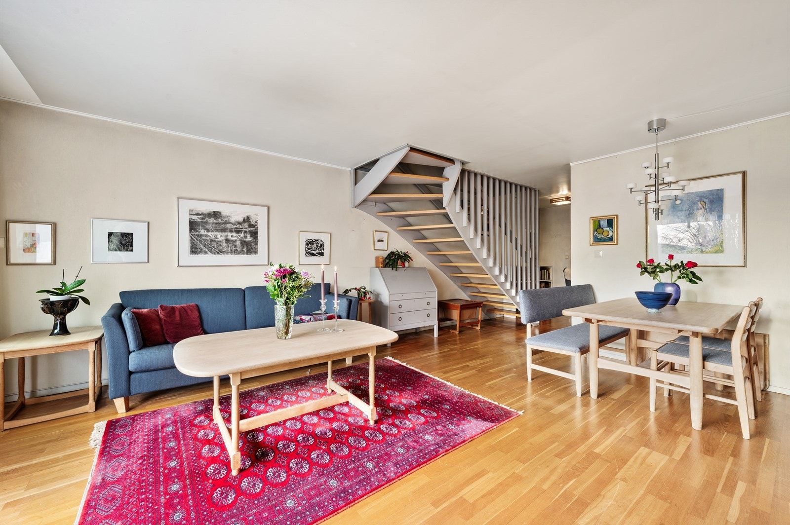 Leiligheten går over to plan med tre soverom og to balkonger. Galleribilde