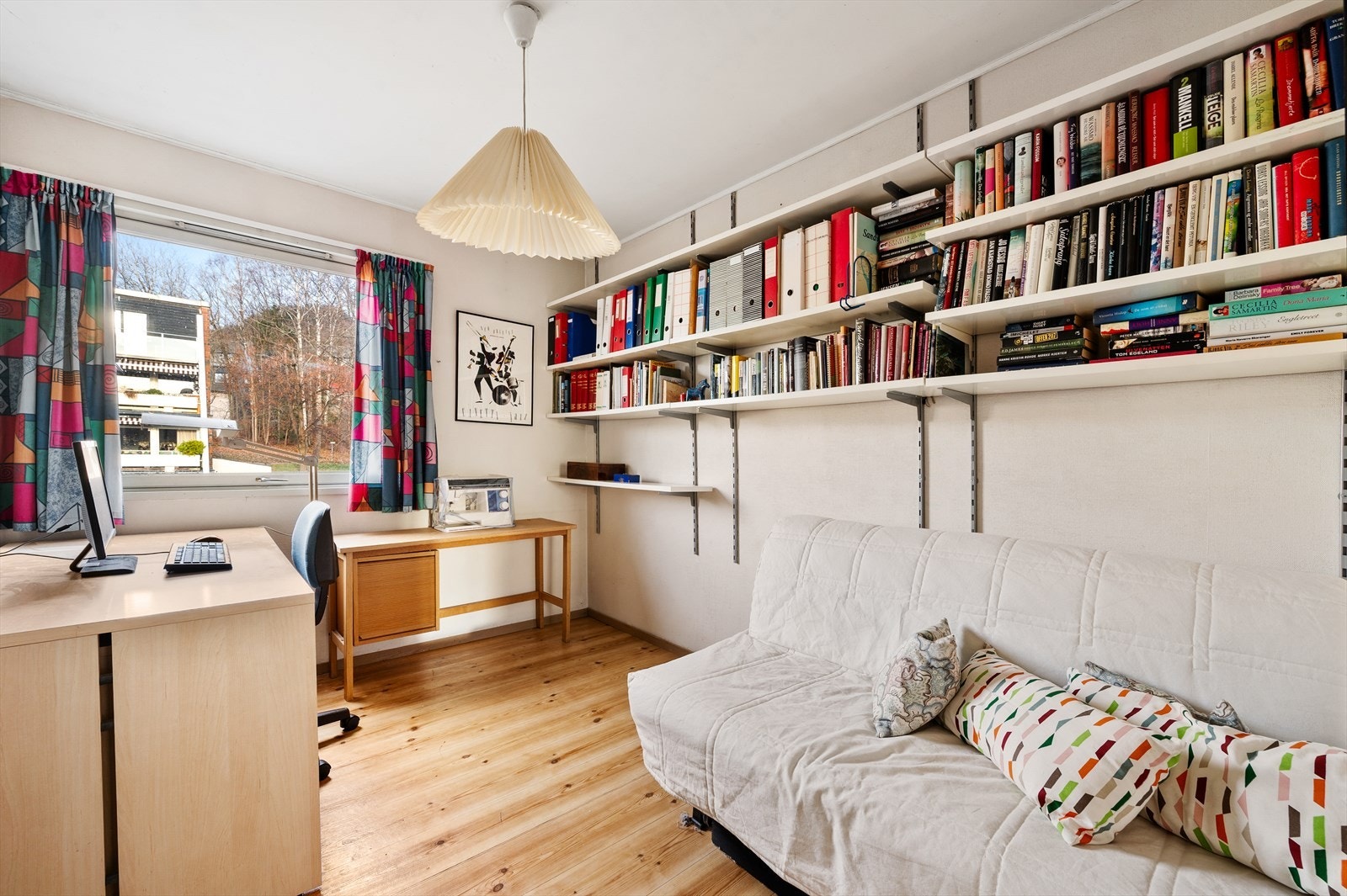 Soverom to brukes i dag som hjemmekontor/ gjesterom. Galleribilde