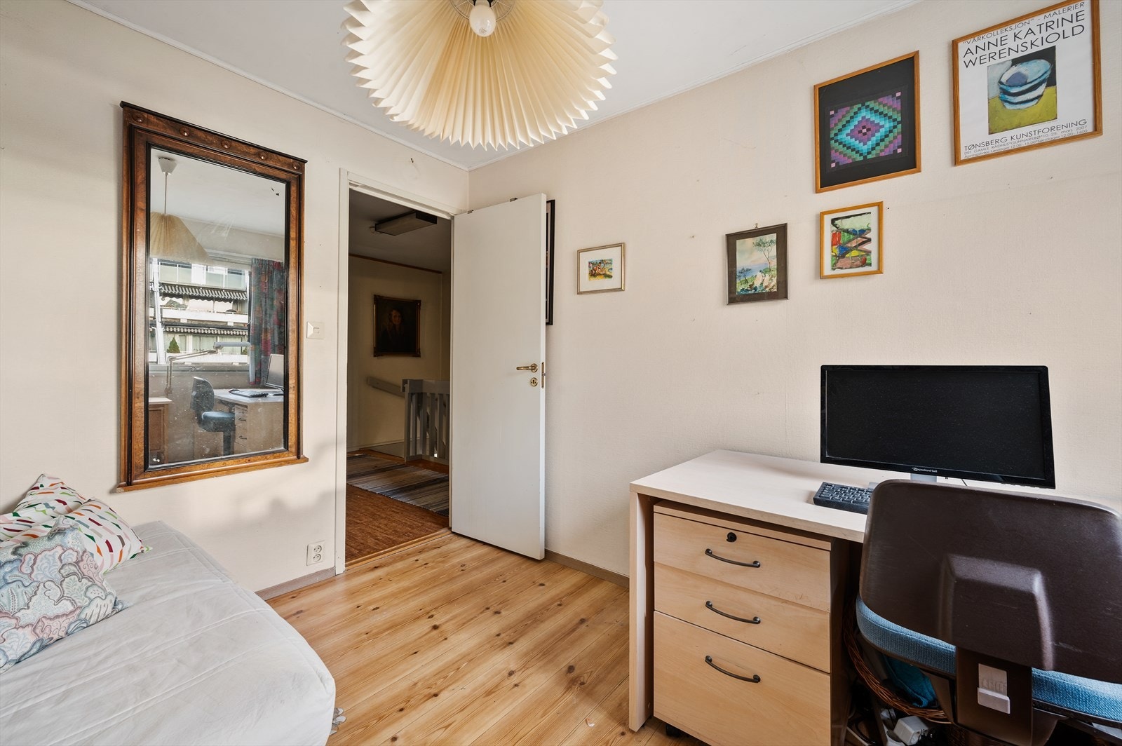 Romslig soverom som kan brukes som gjesterom, barnerom eller hobbyrom. Galleribilde