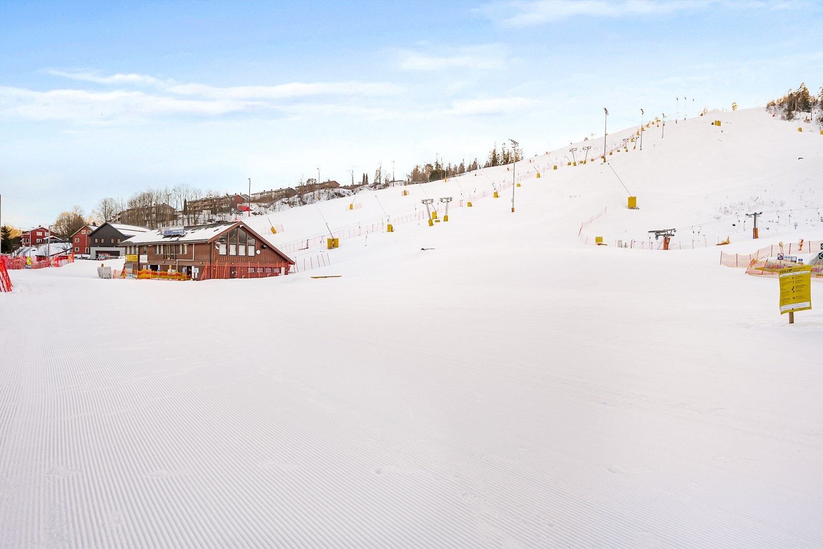 Kolsås skisenter kan brukes som slalåmbakke på vinteren, og som gåtur opp til kolsåstoppen på sommeren. Galleribilde