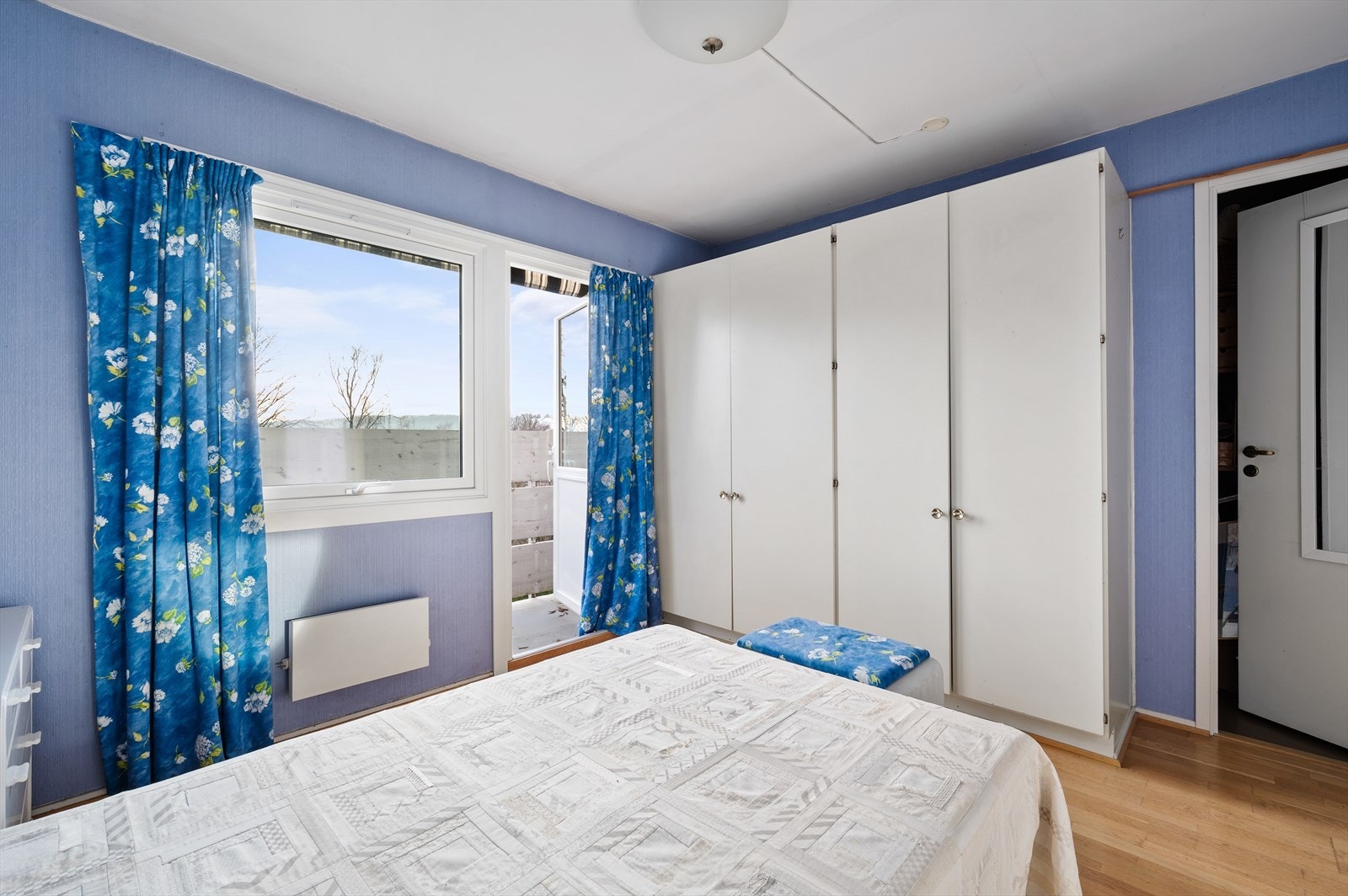 På soverommet er det plass til dobbeltseng, nattbord og en garderobeløsning. Galleribilde