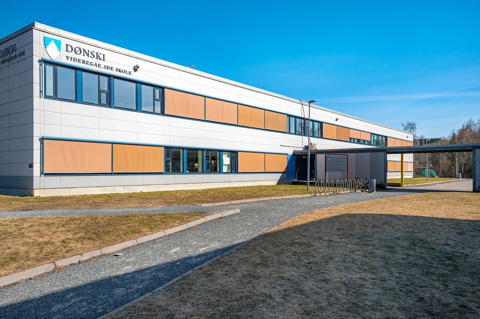 Flere skoler i nærheten blant annet Rud videregående (20 min. å gå), Dønki videregående (25 min. kollektivt) og Vøyenenga ungdomsskole (19 min. kollektivt). Galleribilde