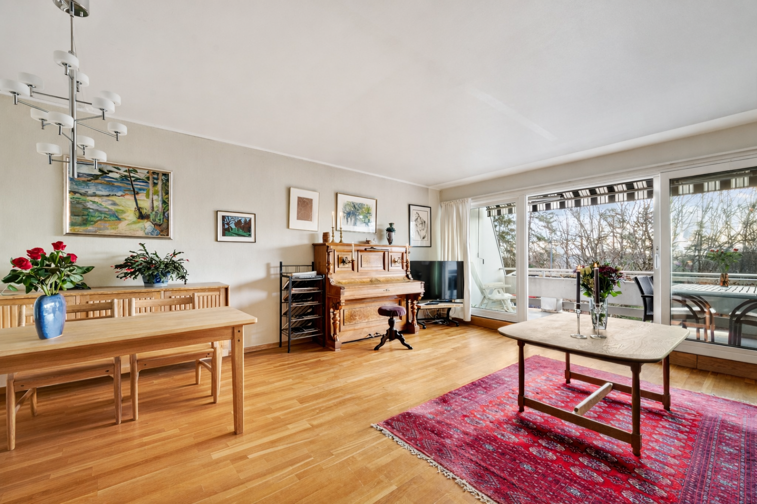 Vindusflatene slipper inn rikelig med naturlig lys. Galleribilde