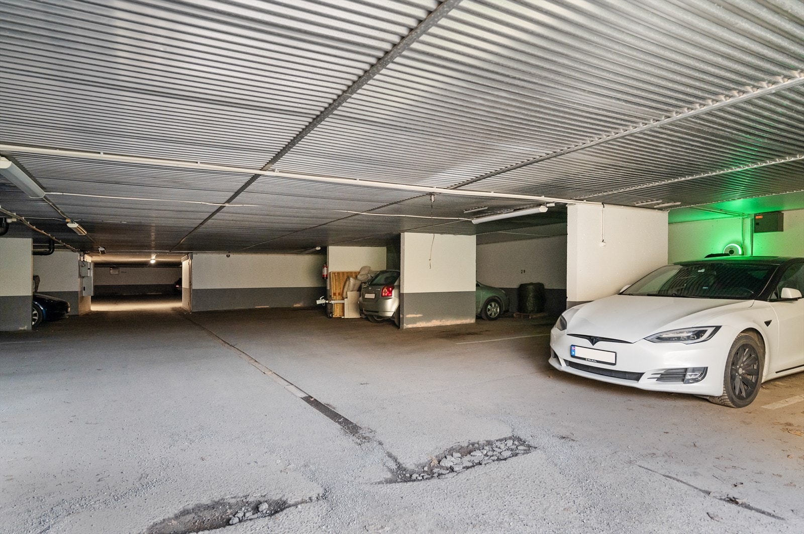 Boligen disponerer egen garasjeplass i felles garasjeanlegg. Galleribilde