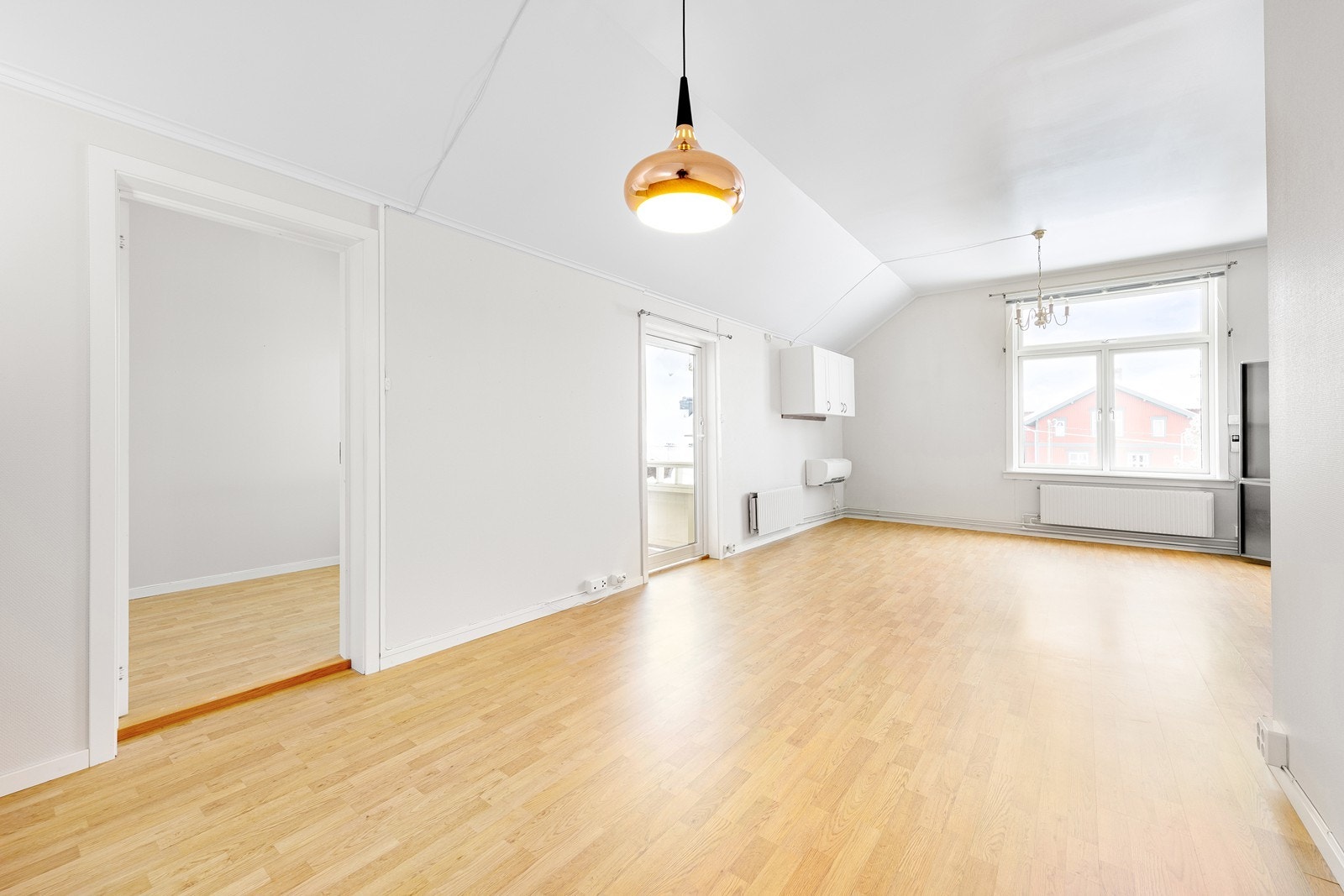 Fra rommet er det utgang til leilighetens balkong. Galleribilde