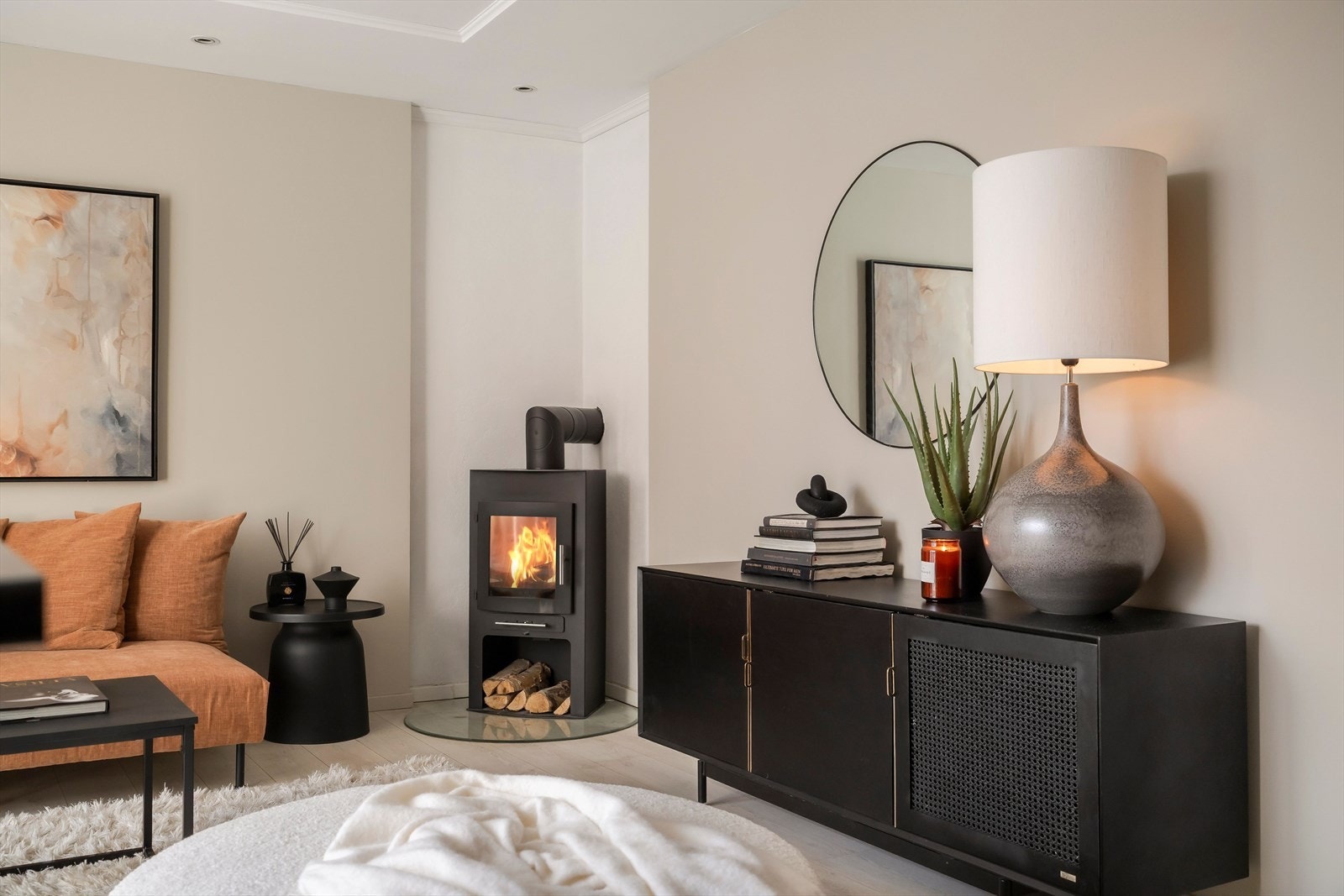 Stilren vedovn skaper god oppvarming på kalde dager i tilegg til en lun og hyggelig ramme i rommet. Galleribilde