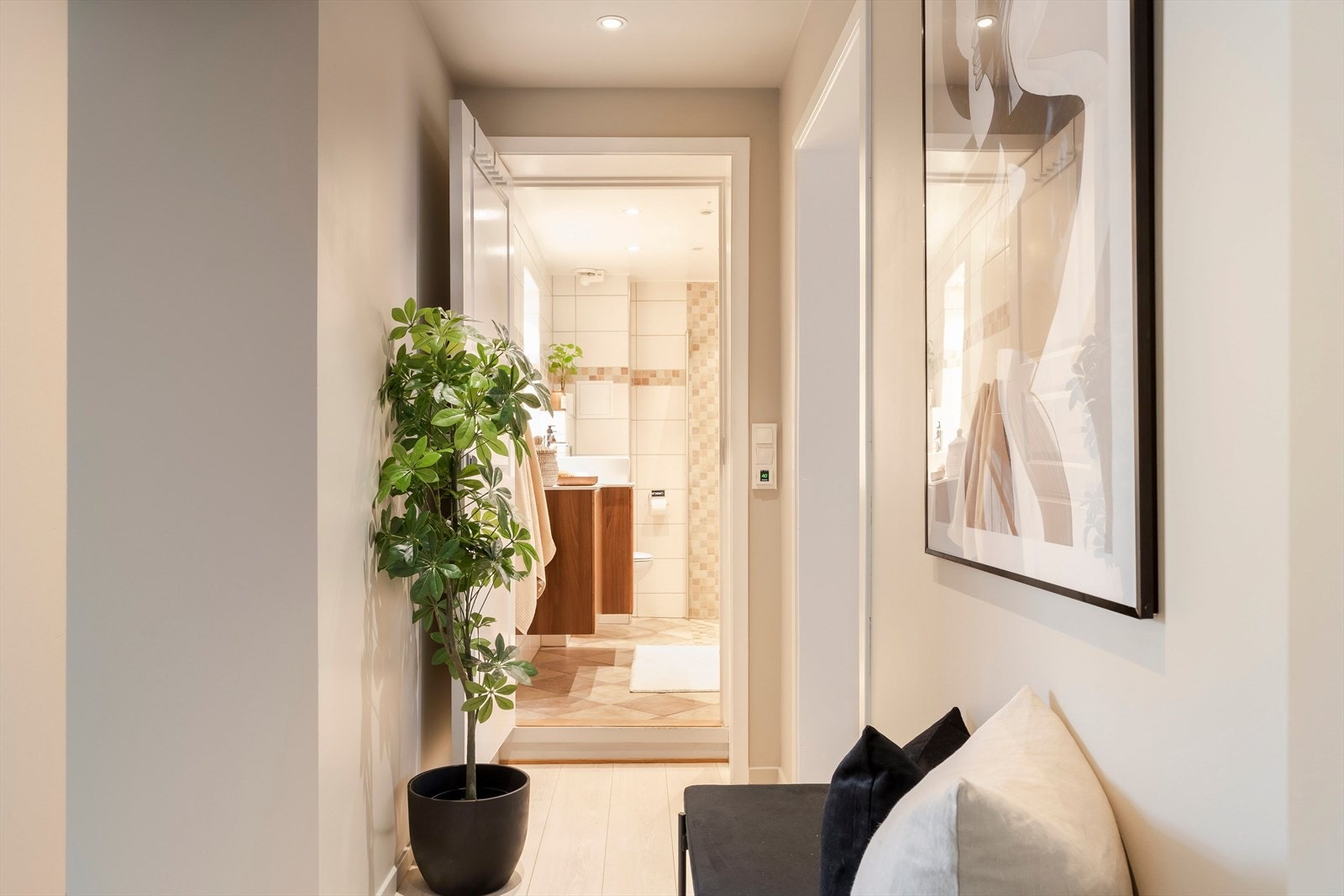 Boligens entré er på ca. 3 m² og gir adkomst til stue/kjøkken, boligens største soverom, bad samt videre til det andre soverommet. Galleribilde