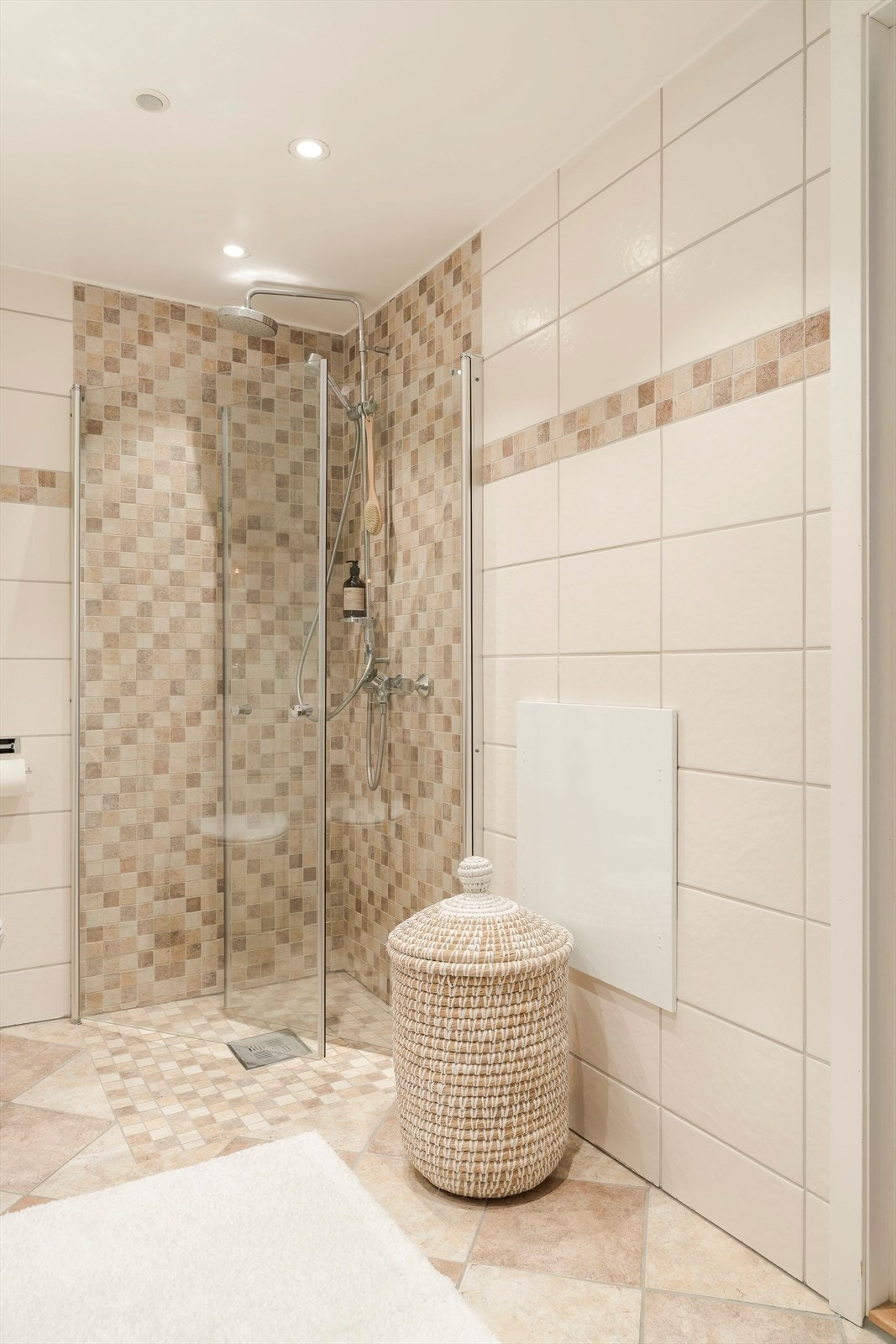 Regndusj med innfellbare dusjdører - arealeffektiv løsning. Galleribilde