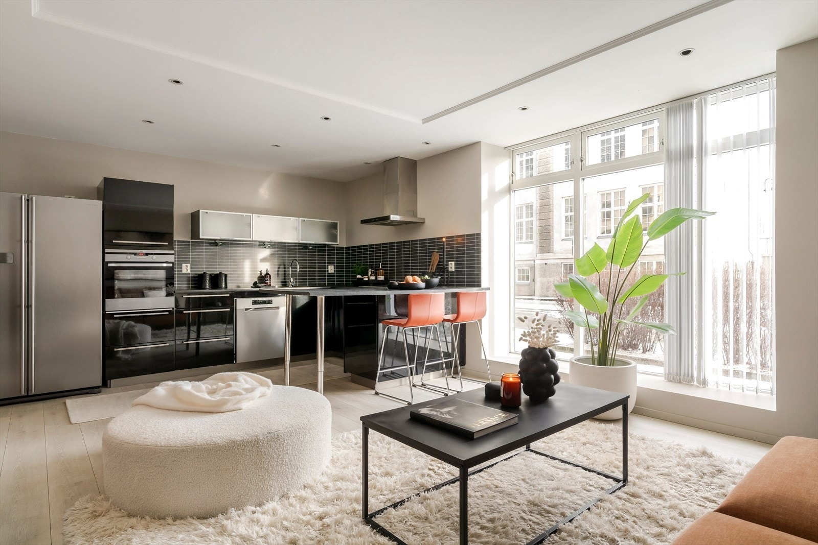 Her får du en åpen stue-/kjøkkenløsning på ca. 26,5m². Galleribilde