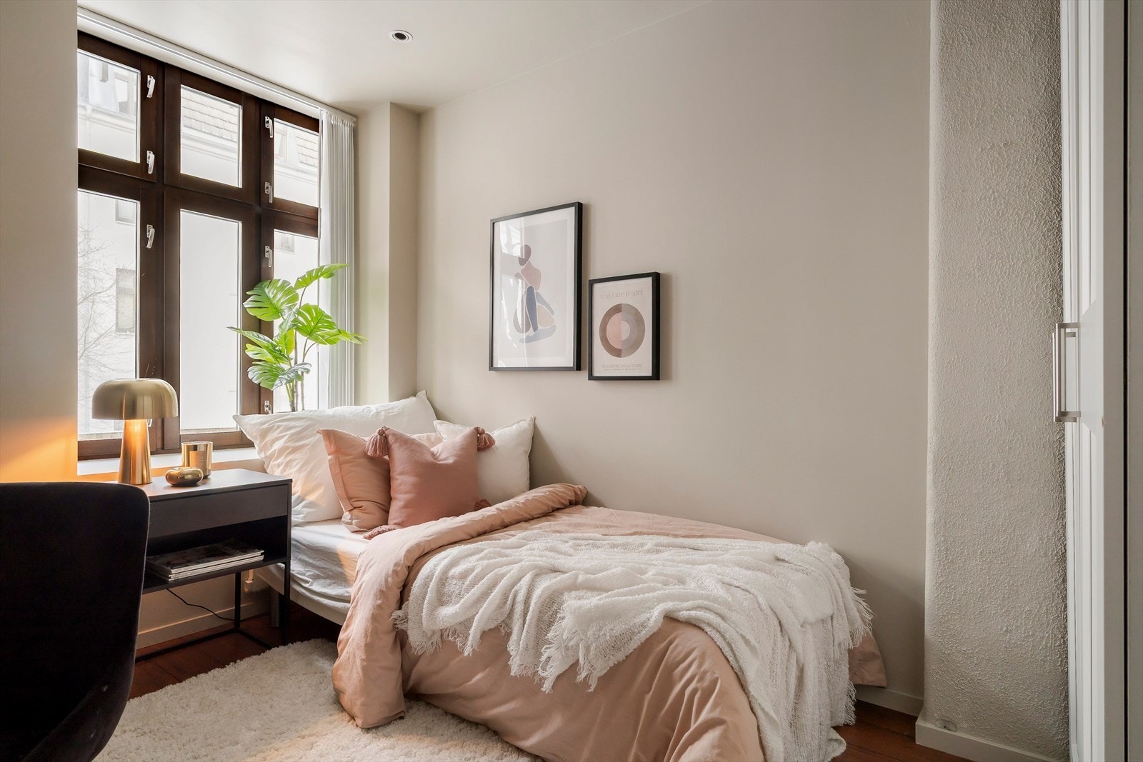 Soverom med behagelige fargetoner og god plass til seng og oppbevaring. Galleribilde