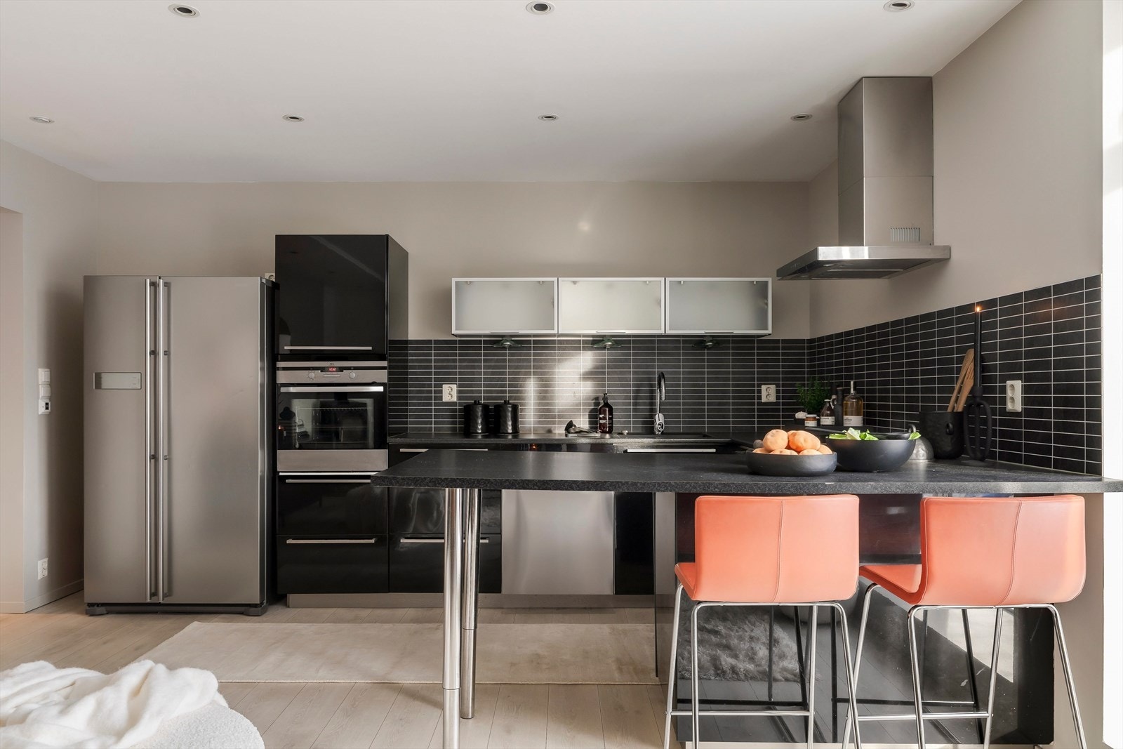 Kjøkkenet har glatte, sorte fronter med integrert platetopp, ventilasjonshette og stekeovn. Oppvaskmaskin og kombinert kjøl- og fryseskap kan medfølge handelen dersom det er ønskelig. Galleribilde