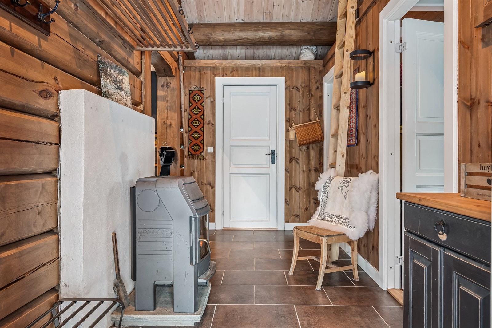 Velkommen inn! Praktisk entré med dimbare spottere i tak. Galleribilde