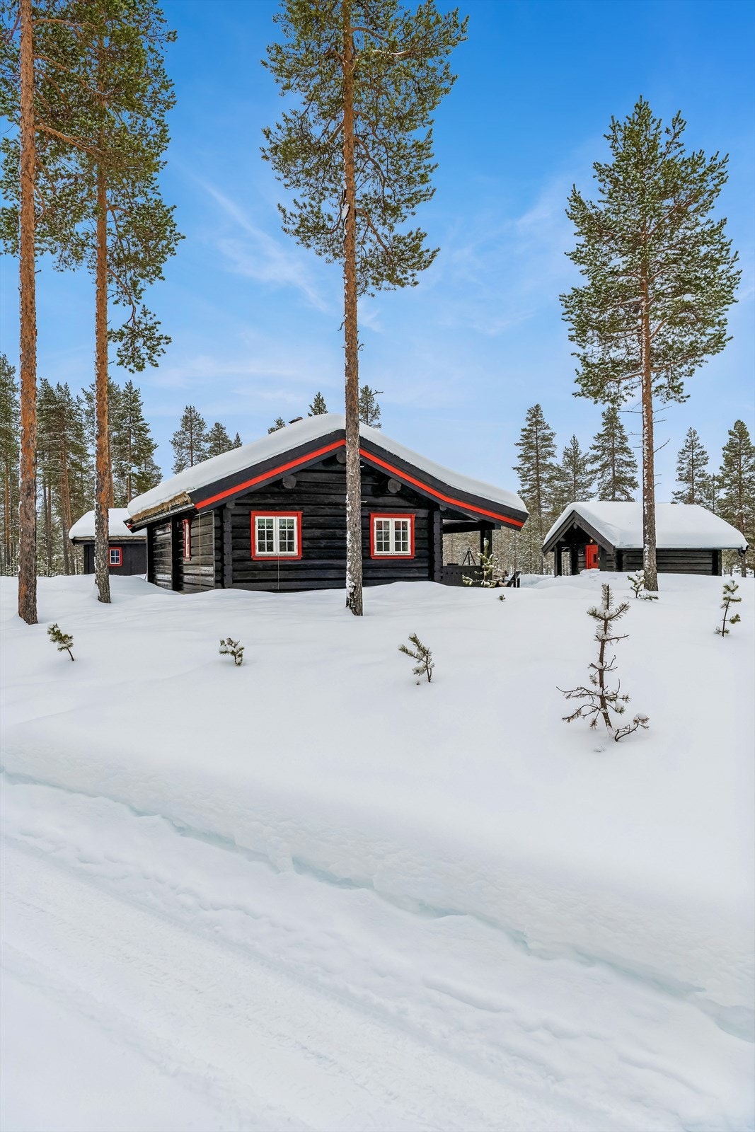 Eiendommen består av en laftet fritidsbolig, et separat anneks og et praktisk uthus. Galleribilde