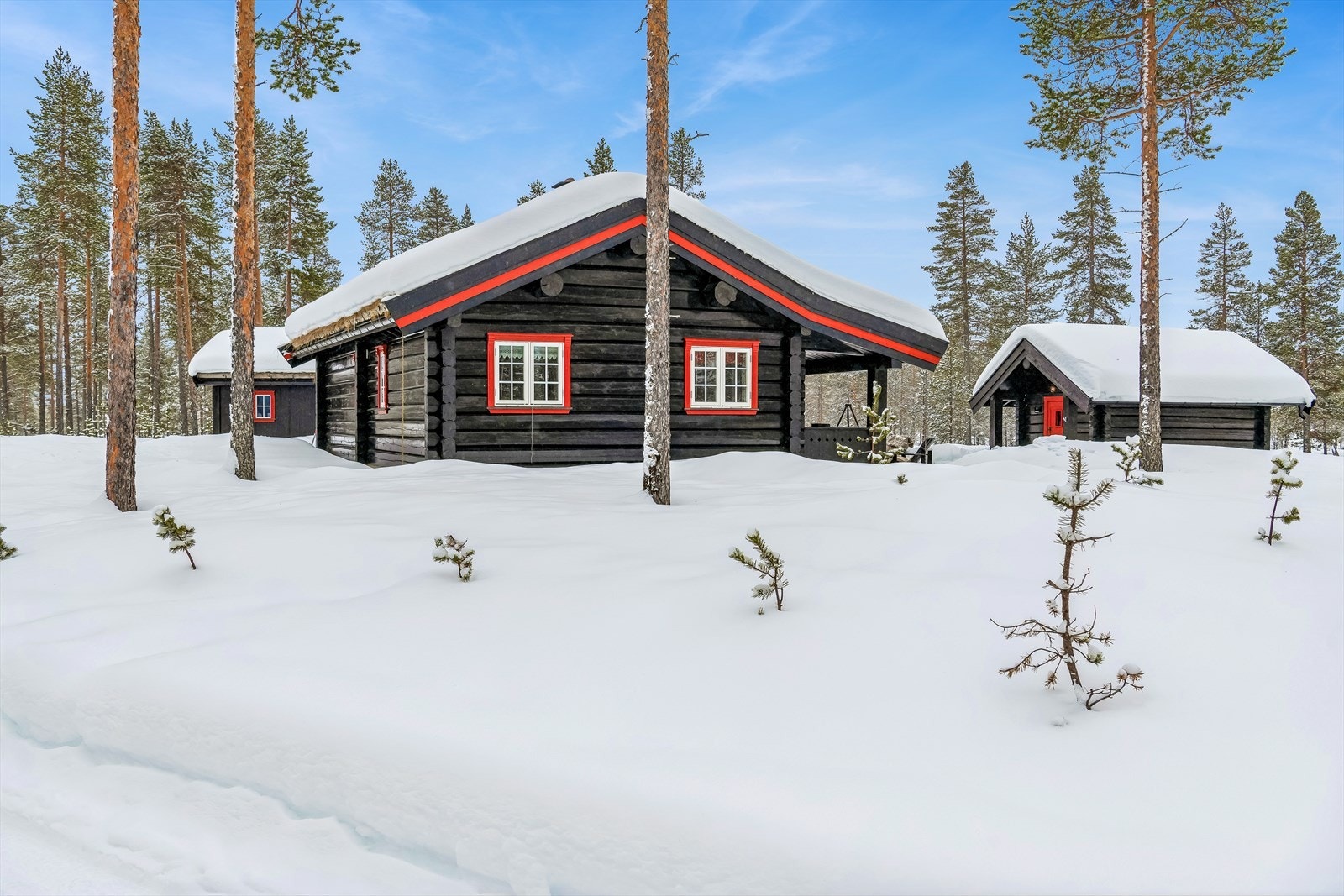 Hytta har en tradisjonell og solid utførelse med tømmervegger og torv på taket. Galleribilde