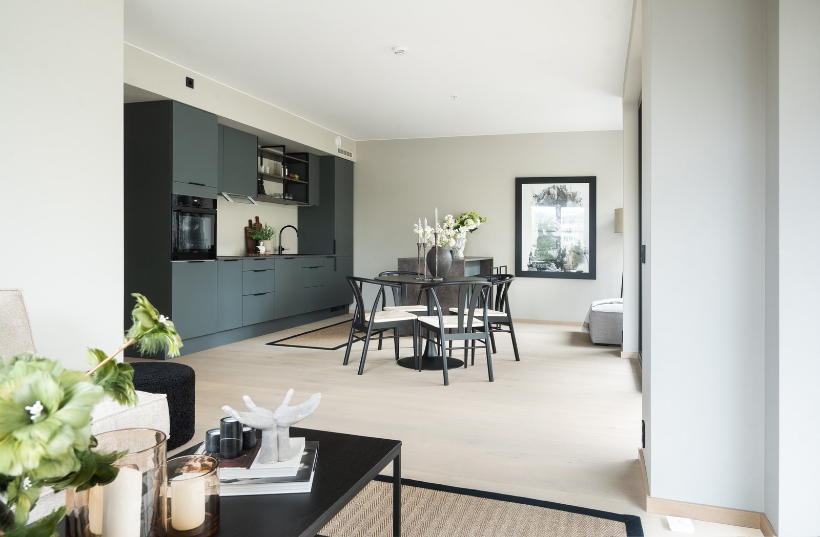 Boligen fremstår svært gjennomført med kvalitetsmaterialer i alle rom. Galleribilde