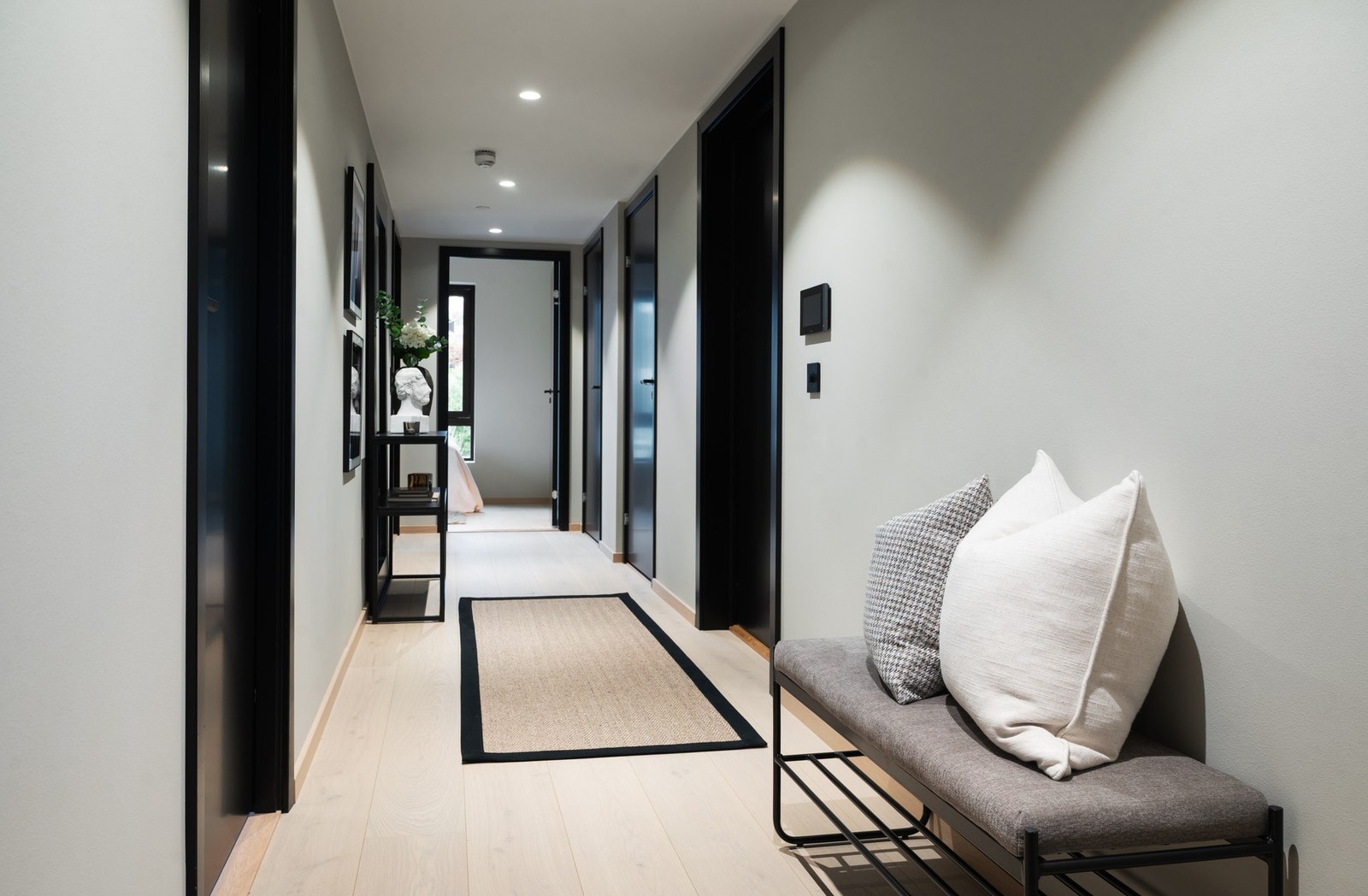 Hall/gang med inngang til boligens 3 soverom og 2 bad. Galleribilde