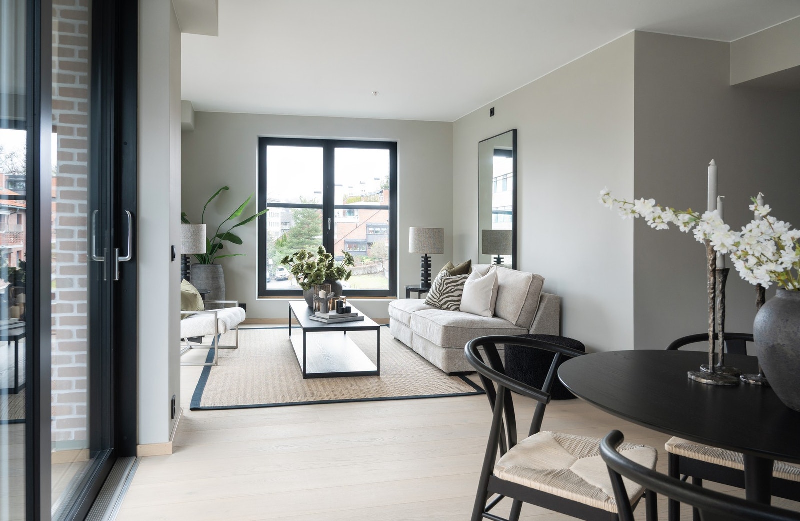 Lys og luftig stue med god plass til møblering. Galleribilde