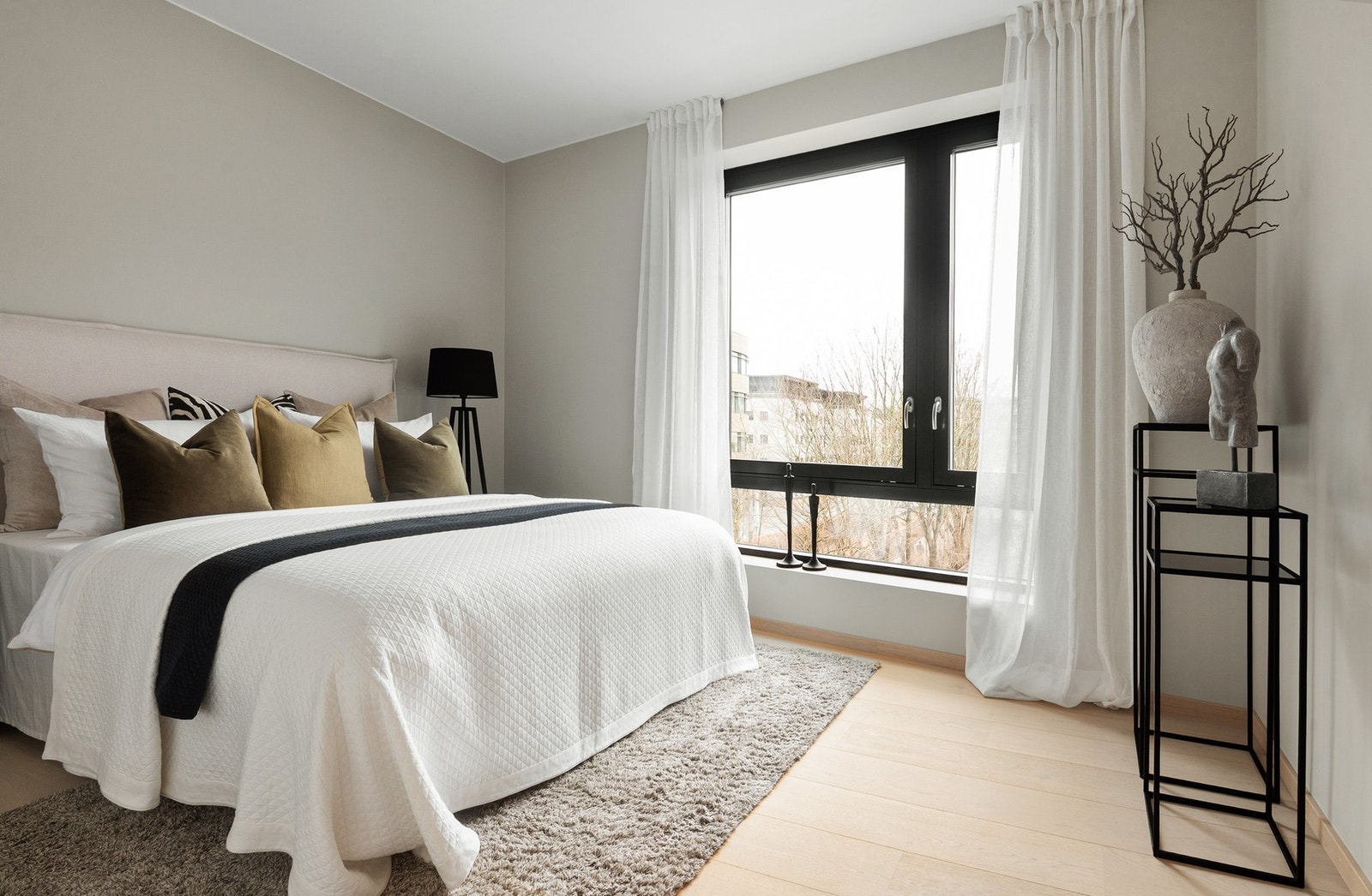 Hovedsoverom med store vindusflater vendt mot rolig område. Galleribilde