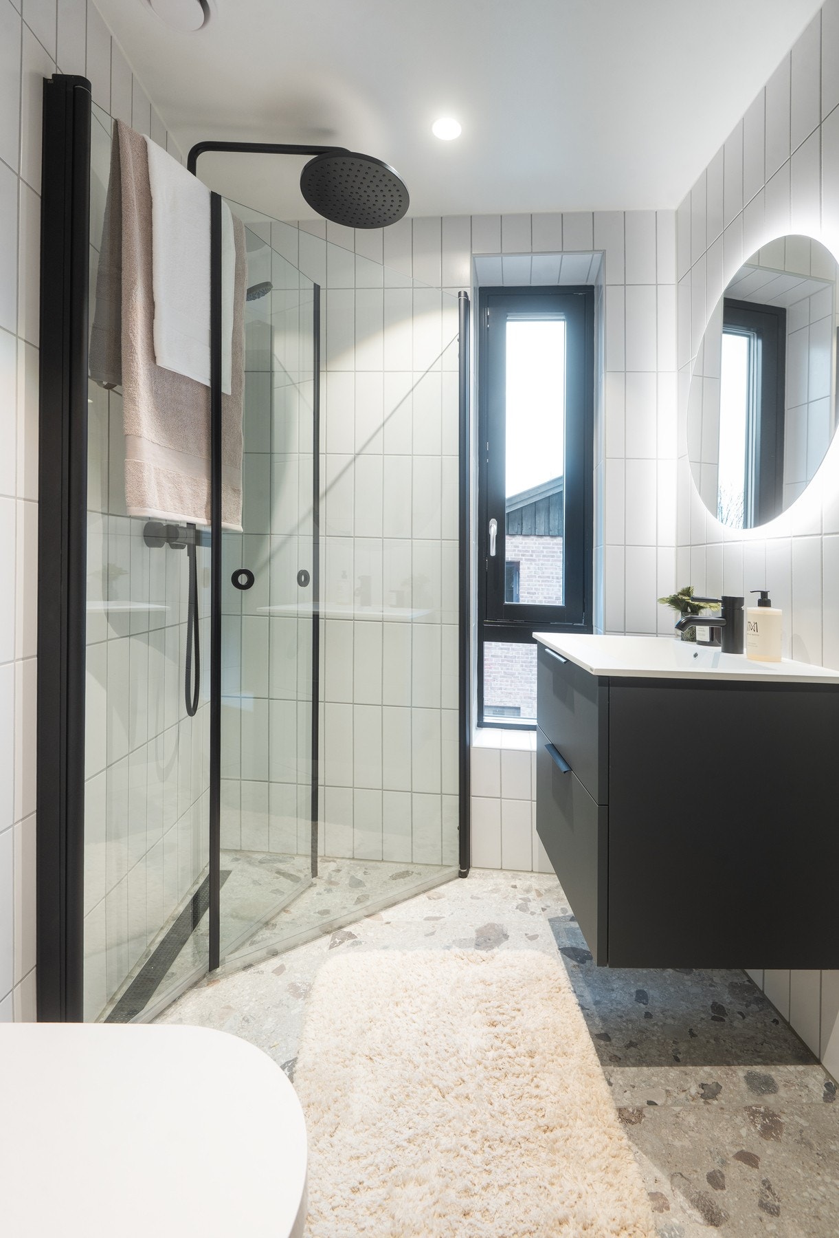 Bad 2: Smakfullt bad som preges av delikate fliser og en gjennomført innredning. Galleribilde