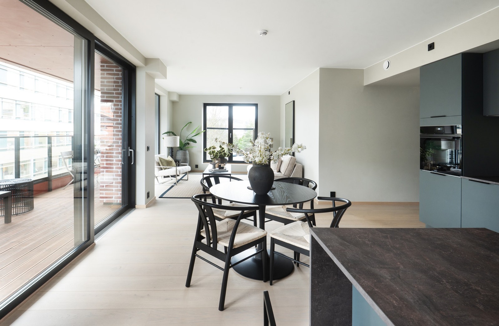 Fra stuen er den adkomst til lun og hyggelig balkong. Galleribilde