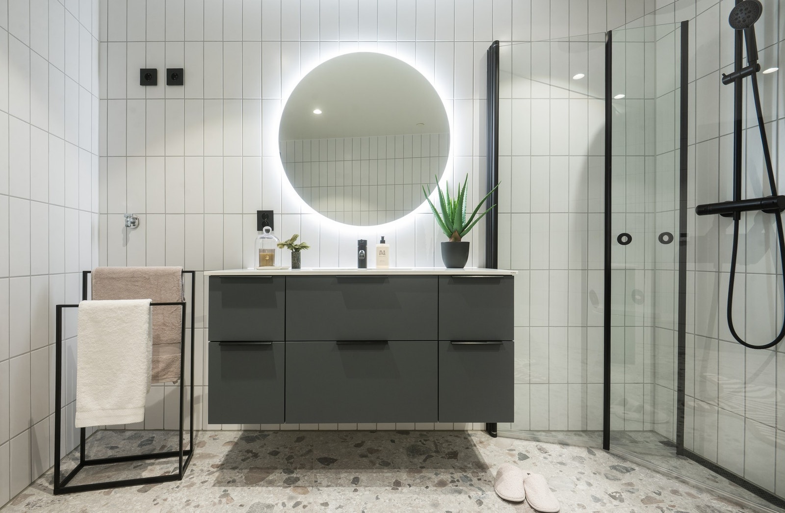 Store fliser på gulv gir rommet et sofistikert uttrykk, Det er opplegg for både vaskemaskin og tørketrommel. Galleribilde